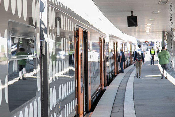 Ein RRX steht an einem Bahnsteig