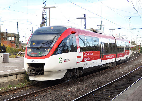 S-Bahn der Regionbahn steht am Bahnhof