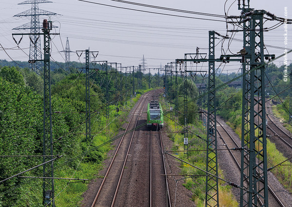 S-Bahn Rhein-Ruhr fährt über Schienentrasse