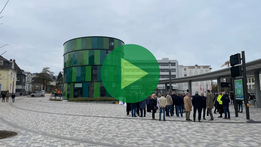 Der Friedrich Ebert Platz in Remscheid. Im Vordergrund sind einige Menschen die in einer Gruppe stehen zu sehen.