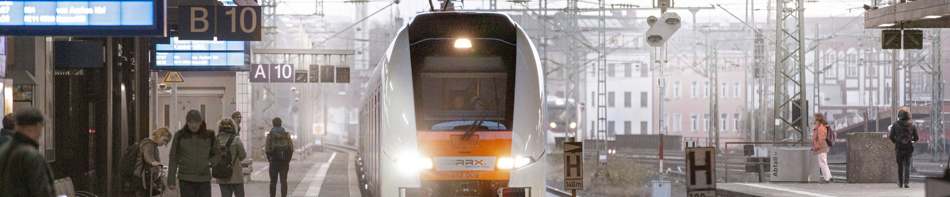 RRX fährt in Bahnhof ein