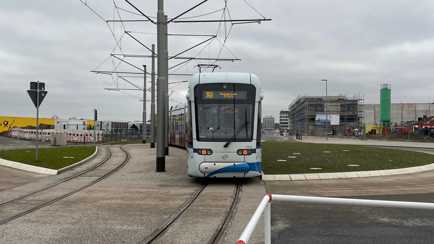 Eine Straßenbahn der Linie 302 fährt über die neu ausgebaute Strecke