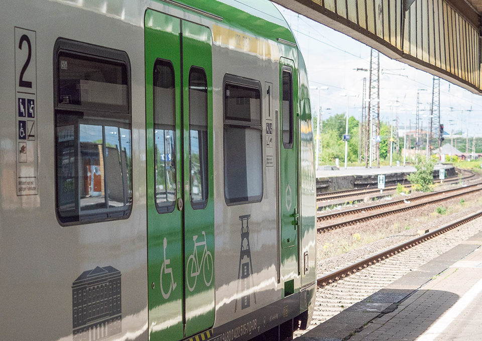 S-Bahn Rhein-Ruhr steht am Bahnhof