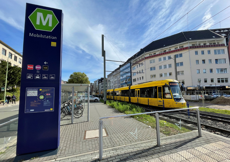 Ruhrbahn fährt in Essen an Mobilstation vorbei